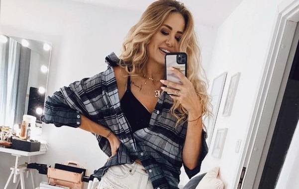 Ewa Mrozowska śmiało eksponuje dekolt. Uczestniczka "Gogglebox" podkreśla kobiece wdzięki!