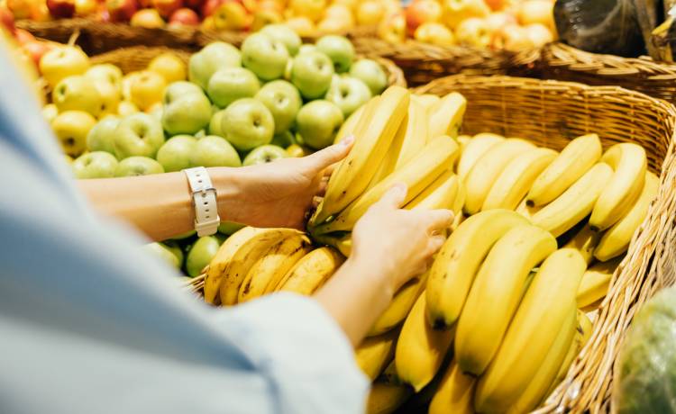 Obrał banana przed zważeniem. Internauci są oburzeni [WIDEO]