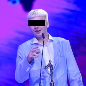 Policjanci przeszukują mieszkanie Maty. Zatrzymano go za posiadanie narkotyków