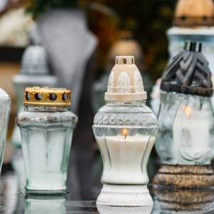 Czym różni się wkład parafinowy od olejowego? Podpowiadamy, który znicz pali się dłużej!