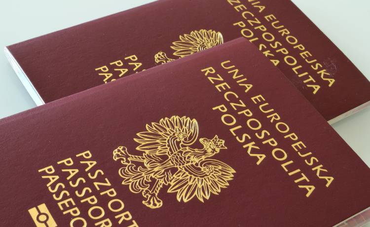 Poprawiła paszport synowi. Teraz mogą jej grozić 2 lata więzienia