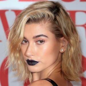 Hailey Bieber rozpala wyobraźnię internautów. Kadr bez koszulki robi furorę w sieci [FOTO]