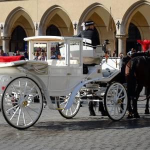 "Zaczarowana" dorożka na ulicach Krakowa. Brakowało... woźnicy! [ZDJĘCIA]