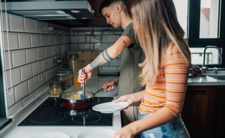 Na jakim tłuszczu smażyć jajecznicę? Sprawdź, czy nie popełniasz tego błędu, fot. Shutterstock