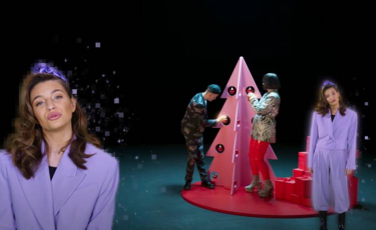 Julia Wieniawa śpiewa świąteczny utwór. "Jaka piękna i długa reklama Allegro"