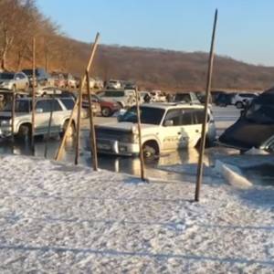 Zgubne skutki parkowania na lodzie. Kilkadziesiąt samochodów wpadło do wody [WIDEO]