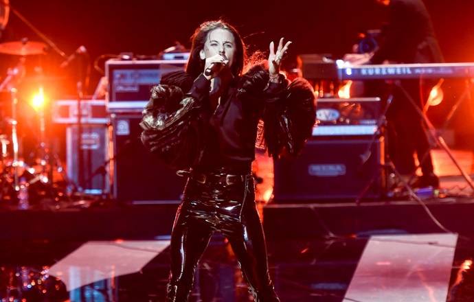 Niesamowity występ Michała Szpaka w Sopocie! Wokalista oddał hołd Korze