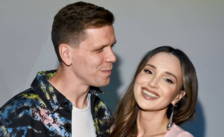 Oni czują już świąteczny klimat! Marina i Wojciech Szczęsny udekorowali choinkę [FOTO]