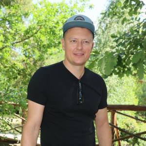 Rafał Brzozowski zaskakuje! Po rozstaniu z TVP wybrał życie w przyczepie 