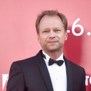 Maciej Stuhr pokazał zdjęcia grobu rodzinnego. W skandaliczny sposób go zbezczeszczono [FOTO]