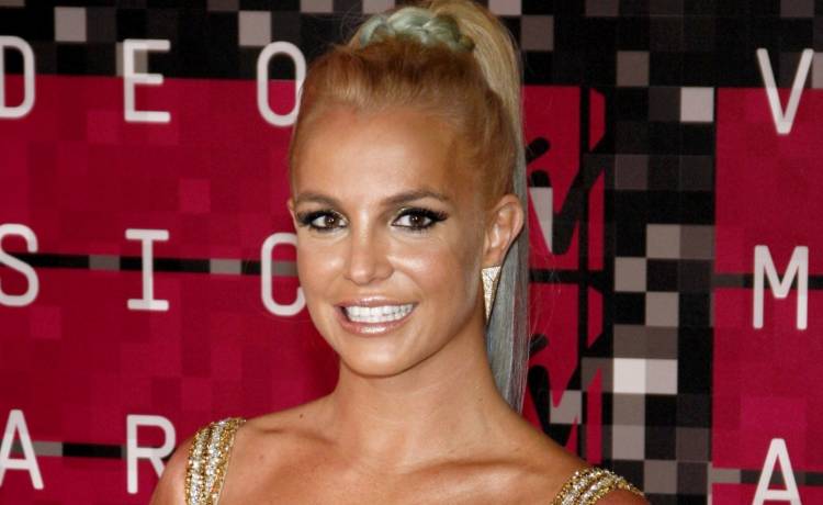 Tygrysica-Britney Spears! "Drapieżnie" defiluje w mikroskopijnym bikini. "Kocie ruchy!" [WIDEO]