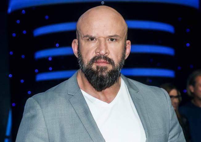 Tomasz Oświeciński na zdjęciu z młodości. Gwiazdor pochwalił się ciekawą fryzurą i tekstem na podryw
