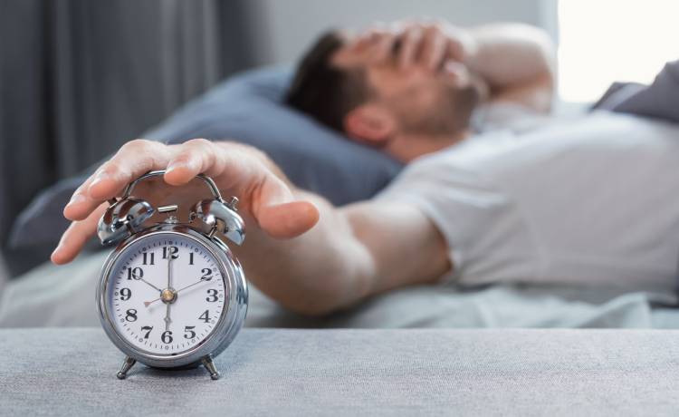 O której godzinie najlepiej się kłaść spać? Czy taka pora w ogóle istnieje