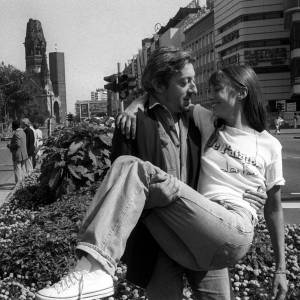 „Ty jesteś falą, ja nagą wyspą”. Spekulowano, że tę piosenkę nagrali w sypialni