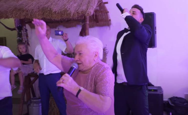 Gwiazdor disco polo wziął ślub. Luka Rosi zaśpiewał na swoim weselu "Wolność". Ale to jego babcia skradła show! [WIDEO]