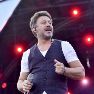 Andrzej Piaseczny odsłania nagie ciało w teledysku. Odważny klip do utworu "Przeczytaj mnie"