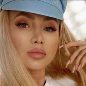 RMF Extra: "Królowe życia". Iza Macudzińska w cekinowym stroju kąpielowym i bez makijażu. Jak uczestniczka show wygląda w takim wydaniu? 