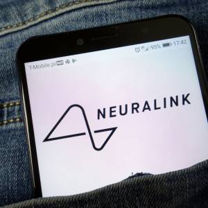 Elon Musk twierdzi, że ludzka mowa stanie się przestarzała. Proponuje chipy