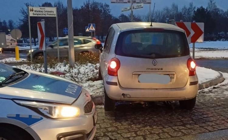 Pojechał na rondzie prosto, zablokował się autem na znaku. Grozi mu do 5 lat więzienia