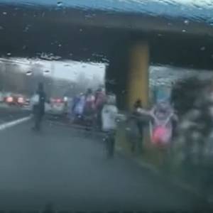 Dzieci z wycieczki szkolnej biegły po drodze ekspresowej. Sprawę bada policja [WIDEO]