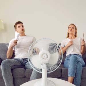 W Twoim mieszkaniu jest duszno? Zobacz, jak je schłodzić w czasie upału!
