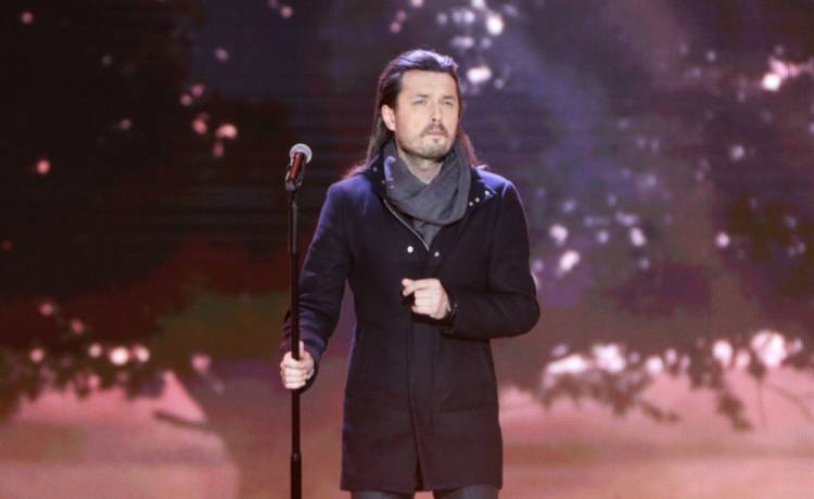 Piotr Cugowski nie do poznania. Gwiazdor zaskoczył wyglądem w "The Voice Senior" [ZDJĘCIA]