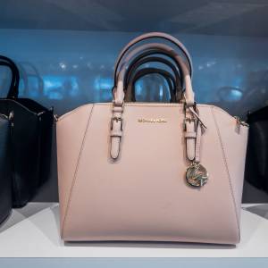 Michael Kors w Lidlu. Luksusowe torebki w atrakcyjnej ofercie. Normalnie kosztują nawet 1,5 tys. zł