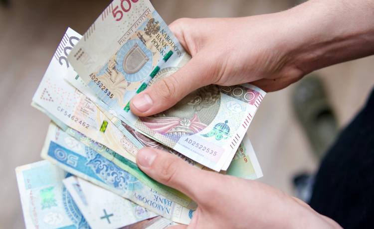 "300 plus". Pierwsze wypłaty świadczenia. Jest termin