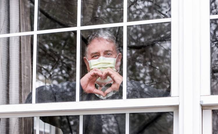 Belgijski przedsiębiorca pomaga seniorom. Wykorzystuje do tego dźwig