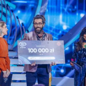 Kamil z "Big Brothera" nie do poznania. Ściął swoje długie włosy i przefarbował się na niebiesko