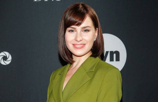 Gwiazda "365 dni" przeszła ogromną metamorfozę. Sesja topless w brokacie i afro zaskakuje!