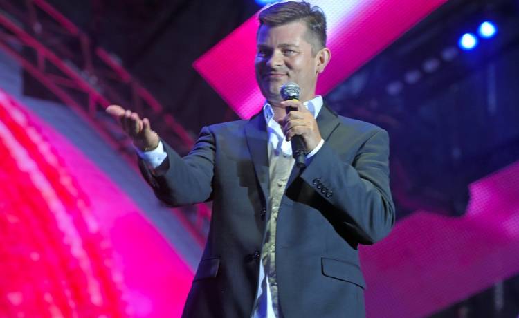 Krzysztof Czeczot wciela się w Zenka Martyniuka. Pokazał zdjęcie z planu filmu