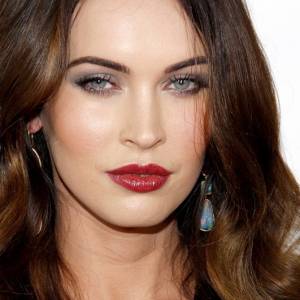 Niemal naga Megan Fox i namiętna Kourtney Kardashian całują się w łazience. Przesadziły? Te zdjęcia oburzyły miliony internautów! [FOTO]