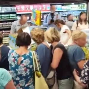 Klienci walczyli o olej w inowrocławskim sklepie. Brali ze sobą po kilka butelek! [WIDEO]