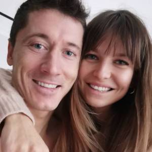 Lewandowscy na uroczej, rodzinnej fotografii pod choinką. "Laurunia jaka śliczna laleczka"