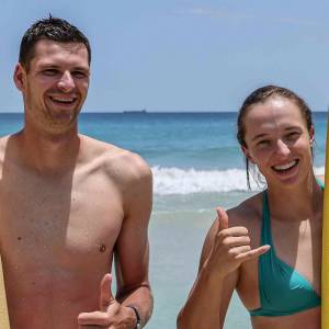 Świątek i Hurkacz surfują razem na plaży. Fotoreporterzy uwiecznili wspólny trening [ZDJĘCIA]