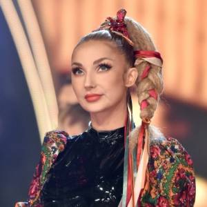 "Lady in RED". Oszałamiająca Cleo w płomiennej i seksownej stylizacji 