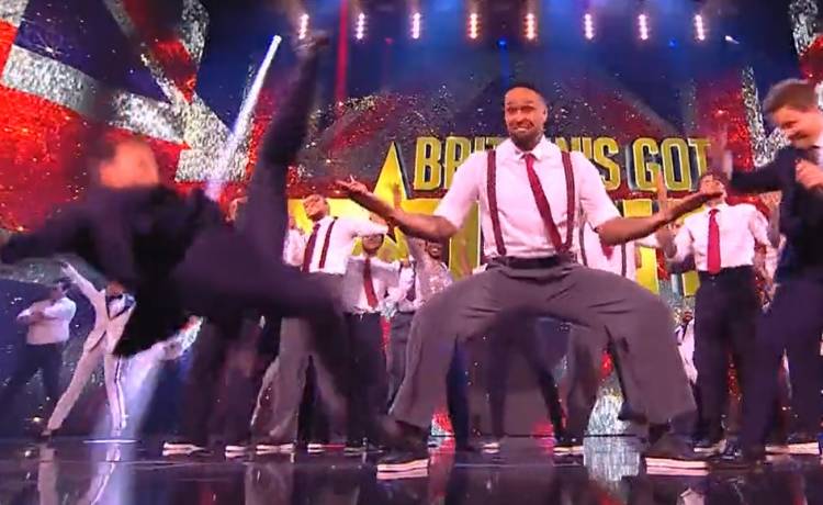 Prowadzący "Mam talent" zaliczył bolesny upadek w czasie trwania programu [WIDEO]