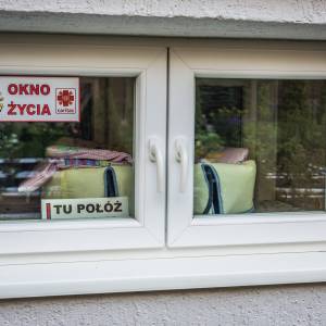 Nietypowe odkrycie we wrocławskim oknie życia. Znalazł się w nim... 20-latek