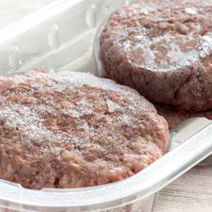 Eksperci ostrzegają. Ten sposób rozmrażania mięsa to prosta droga do zatrucia!