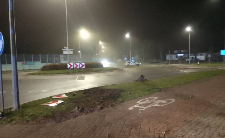 Kierowca zdemolował rondo w Człuchowie. Policjantom tłumaczył, że nie zauważył go [WIDEO]