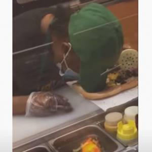 Pracownica Subwaya robiła kanapkę i... zasnęła! Filmik z niecodziennego zdarzenia stał się hitem sieci!