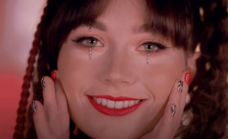 Mery Spolsky topless na balkonie. Artystka zaskoczyła śmiałym kadrem! "Ale sąsiedzi widoki mieli"