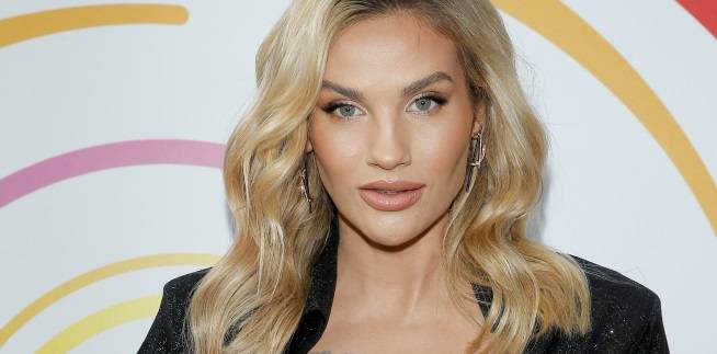 Karolina Gilon na wakacjach. Skąpy strój odsłonił wytatuowane ciało. "Bogini" - komentują fani 