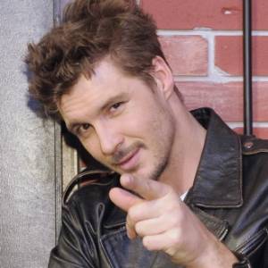 Mikołaj Roznerski wpatrzony w piękną blondynkę. "Idealne połączenie" - komentują internauci 