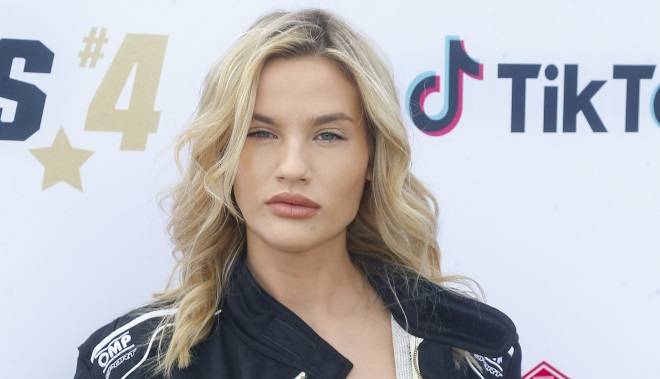 Karolina Gilon "przyłapana" pod prysznicem. Strój kąpielowy podkreślił wszystkie jej atuty [WIDEO]