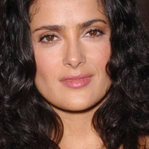 Salma Hayek nago w ciąży. Zasłania ją jedynie ażurowy szal... Archiwalny kadr trafił do sieci! [FOTO]