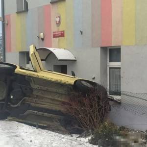 O włos od tragedii w Wieszowie. 21-latka wjechała samochodem w budynek przedszkola [FOTO]