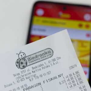 Zrobiła zakupy za 130 zł w Biedronce. Sieć sklepów kupi jej nowy dom!