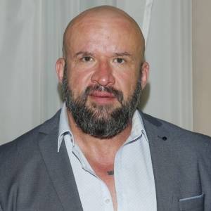 Tomasz Oświeciński zaskoczył fanów. Tak wygląda w półdługich włosach!